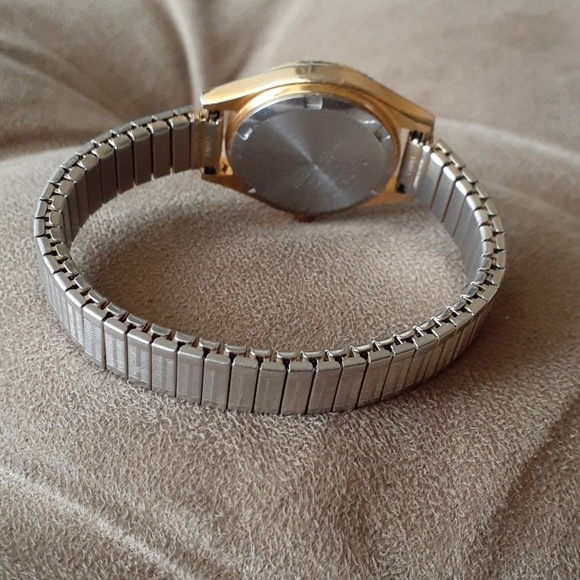 VINTAGE 🌷 CITIZEN two tone water resistant watch - Picture 5 of 7